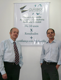 Diretores e banner comemorativo dos 10 Anos Diretores da Empresa